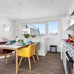 Triton: Meerblick, Sauna, Dachterrasse Holiday home